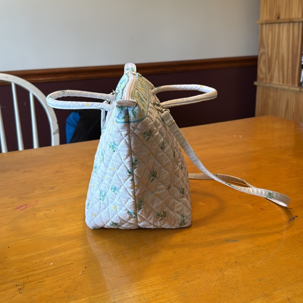 Vintage Vera Bradley. 2 handles, zipper close. 2 pocket inside. Never used - Picture 2 of 16